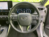 握りやすい形状のステアリングは、運転操作を快適にします。オーディオや通話などの操作もステアリング上から可能です。