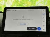 高精細なディスプレイが、快適なドライブをサポート。Bluetooth接続で、お気に入りの音楽やハンズフリー通話も可能です。使いやすさも魅力です。