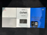 スマートキーは鍵をバッグに入れたままでもドアロックの開閉やエンジンのON・OFFができます。夜間や雨の日も鍵を探さなくて良いので便利です。