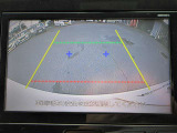 ナビ画面にバックビュ-モニタ-の映像を映し出しています。  狭い場所での車庫入れをサポ-トしてくれる便利アイテムです。