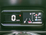 視認性の高いメーターパネルは、運転に必要な情報を一目で確認できます。走行距離も確認でき、安心してお乗りいただけます。
