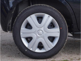 【ホイールキャップ】車に良く似合う純正ホイールキャップが装備されています。ノーマルタイヤ、スタッドレスタイヤもスズキ自販島根にお任せください。