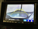 リバースギアに入れるだけで後方の表示へ切り替わります。夜間や雨の日の駐車も楽になりますよ。