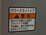 最も気になる室内は、特にこだわってクリーニングしております。マットやシートだけではなく、エアコンの吹き出し口やドアノブの隙間など、様々なブラシや道具を使い分けて、隅々までクリーニングしております。