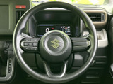 握りやすいステアリングは、長距離運転でも疲れにくい設計です。操作性も高く、スムーズな運転をサポートします。