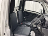高いホールド性で運転姿勢が安定します。長距離ドライブでも疲れにくいのが魅力です。快適なドライビングライフをお送りください♪