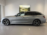BMWではロングホイールベースの採用をしており、すべての車種に適用され、走行中の安定感の向上されております。また室内空間の広さにも貢献しております。
