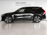ボルボのフラッグシップモデルでありながら、7人乗りのSUVとしてファミリーからの人気も高いXC90です 新型では前輪の位置を前に伸ばし、安定感のあるどっしりとしたフォルムを得ました