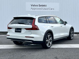 V60 Cross CountryはAWDに加え、「Off Road」モード、リフトアップされた地上高、ヒル・ディセント・コントロールを搭載。荒れた路面でのトラクションとグリップ、そして安全性を高めています。