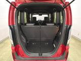 開口部も広く荷物の積み下ろしもしやすいお車となっております。シートの背もたれは5:5の割合で分割して可倒できるので、長いお荷物などを載せることもできます。
