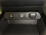 ディスプレイオーディオ用通信/充電USB端子(Type-C)と充電用入力端子(Type-C)が、センターコンソール前部に設置されています。