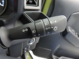 スイッチをオートに設定しておけば、車外の明るさに応じて自動的にヘッドランプを点灯・消灯します。夕暮れ時やトンネルの続く山道などを走行する時に便利なコンライトを装備しています。