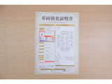 【車両検査証明書】店頭にて、クルマの状態が一目で分かる査証明書を公開中。トヨタ認定検査員が厳しく検査し、状態を点数と図解で表示しています。修復歴はもちろん、傷やヘコミの箇所や程度がご確認いただけます。