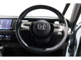 運転中もハンドルでの操作が可能です。特に高速道路等の目が離せない運転時には、便利さだけでなく、安全性も兼ね備えております。