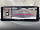 狭い場所での駐車やすれ違いなどでより的確な運転操作に役立つ360&deg;ビューモニターが装備されています。