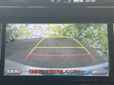駐車時の安全性を高めるバックモニター。狭い場所でも安心して駐車操作を行えます。ガイドライン表示も便利です。