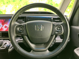 握りやすいステアリングは、快適な運転操作を可能にします。操作性にも優れており、スムーズな運転をサポートします。