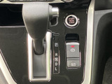 雨天時の視界を確保するワイパーレバーは、運転の安全性を高めます。雨量に合わせて調整でき、クリアな視界を保ちます。