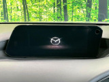 【10.25インチマツダコネクト】車内の雰囲気にマッチした大型ディスプレイ。スマホ接続でのナビ使用やBluetooth再生等、様々な機能が楽しめます。直感的なダイヤル操作が可能で、使い勝手も良好です。