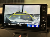 リバースギアに入れるだけで後方の表示へ切り替わります。夜間や雨の日の駐車も楽になりますよ。