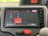 多彩な入力ソースに対応し、快適なドライブをサポート。ラジオやCDはもちろん、Bluetooth接続で音楽も楽しめます。使いやすいインターフェースで操作も簡単です。