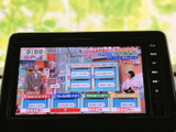 停車中に楽しめるTV機能は、待ち時間や休憩時間の強い味方。番組を観ながらリラックスした時間を過ごせます。後席の方にも喜ばれる装備です。
