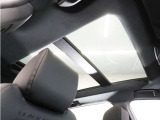 ◆電動パノラミックサンルーフ◆開放感あふれるガラスサンルーフを装備!車内空間を明るく照らすことでドライブ体験に変化を。窓を開けるより静かで効率の良い換気も行えます。