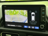 後方確認をサポートするモニター。駐車時の安全性を高めます。狭い場所でも安心して、スムーズな駐車をサポートします。