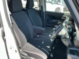 運転席には、シートリフターが付いております☆ 前後のスライドに加えシートの高さも変更出来ますので小柄な女性の方でも運転し易いポジションを取れます♪