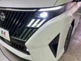【LEDヘッドライト】悪天候や夜間走行時も良好な視界を確保し安心して運転できる高輝度LEDヘッドライトを装備!点灯速度が早く、消費電力も抑えられています。