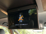 【フリップダウンモニター】大画面モニターで後席でもエンタメをお楽しみいただけます。小さなお子様にも大人気の装備です♪