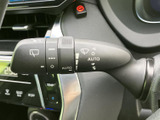 雨天時でもクリアな視界を確保。ワイパーの操作はスムーズで、運転の安全性を高めます。オート機能も便利です。