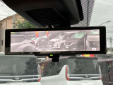 【インテリジェントルームミラー】車両後方のカメラ映像がミラー(液晶画面)に写るので、後席の人や荷物が写りこみません。夜間や悪天候でも視界が良好です♪