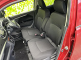 運転席からの視界は良好。操作しやすい位置に配置されたスイッチ類で、快適な運転をサポートします。安全装備も充実しています。