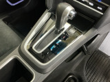 手に馴染むシフトノブで、操作がスムーズに。毎日のドライブがもっと楽しく快適になります。パーキングブレーキはフットブレーキタイプです。