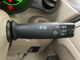 操作しやすいウインカーレバーで、安全な車線変更をサポート。直感的な操作感で、運転に集中できます。視認性の高い表示も特徴です。