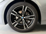 BMWの純正アロイホイールは軽量かつ強度にも優れているホイールで走行性能を引き上げる設計になっております。足元にもBMWは妥協がなくこだわっている個所になります。