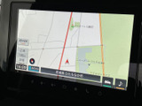 目的地までスムーズなナビゲーションをサポート。詳細な地図データで、初めての道も安心してお出かけいただけます。ドライバーをサポートする頼もしい相棒です。