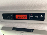 【リアオートエアコン】広い後部座席には必須の機能!風量や温度を自動で調整し前席と同様な車内環境にしてくれるリアオートエアコンを装備。夏の暑さも冬の寒さもストレスなく快適にお過ごしいただけます♪