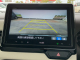【リアカメラ】リバースに入れるだけで後方の映像が映ります。安全確認や、狭い駐車場での車庫入れ、雨の日や夜間など視界の悪い時に便利です。安全にバックする為には欠かせない装備です。