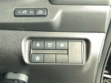 運転席右側に配置された操作スイッチ。