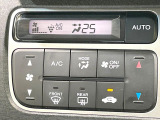 【オートエアコン】一度お好みの温度に設定すれば、車内の温度を検知し風量や温度を自動で調整。暑い&hellip;寒い&hellip;と何度もスイッチ操作をする必要はありません。快適な車内空間には必須の機能ですね♪