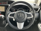 握りやすいステアリングは、運転の楽しさを高めます。操作性にも優れており、スムーズなハンドリングを実現します。