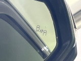 【ブラインドスポットモニター】走行中、ドアミラーの死角になりやすい箇所に後続車が接近するとサイドミラーのレンズに警告を表示!ドライバーに注意喚起をしてくれます。