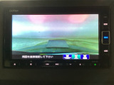 【バックカメラ】運転が苦手な方も車庫入れラクラクです!ギアをリバースに入れれば自動的に切り換わりますので、面倒な操作は不要です♪狭い駐車場もお車を傷つけず安心ですね!