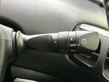 操作しやすい位置に配置されたウインカーレバーです。スムーズな操作感で、安全な車線変更をサポートします。確実な操作が可能です。