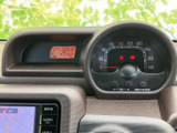 視認性の高いメーター類が、運転に必要な情報を的確に伝えます。明るくクリアな表示で、夜間でも見やすいのが特徴。運転に集中できる環境です。