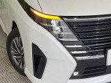 【LEDヘッドライト】悪天候や夜間走行時も良好な視界を確保し安心して運転できる高輝度LEDヘッドライトを装備!点灯速度が早く、消費電力も抑えられています。