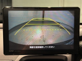 リバースギアに入れるだけで後方の表示へ切り替わります。夜間や雨の日の駐車も楽になりますよ。