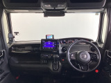 運転席は、大きな座面と包み込むような背もたれがドライバーの身体全体をしっかり支えます。上質なシート素材と座り心地のよいクッションを採用し、長時間の運転やコーナーの多い道も快適です